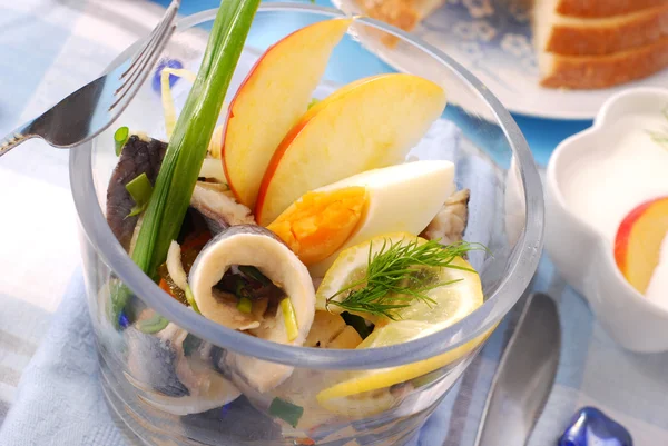 Салат из сельди в стеклянной чаше — стоковое фото