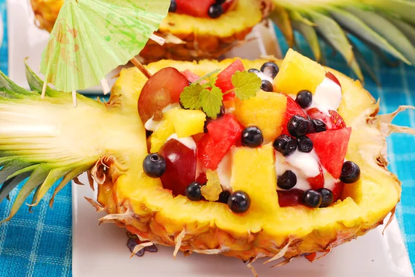 Fruits salad in pineapple — Stock Photo, Image