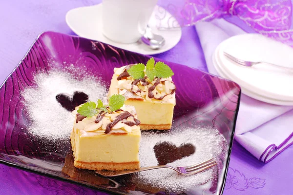 Cheesecake op paarse plaat — Stockfoto