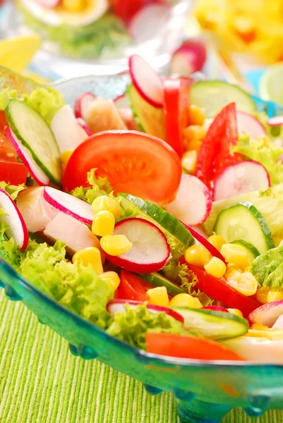 Свежий салат с овощами весной — стоковое фото