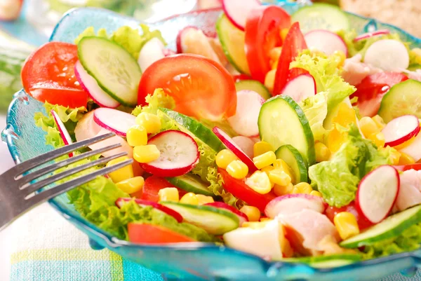 Свіжий салат з весняними овочами — стокове фото