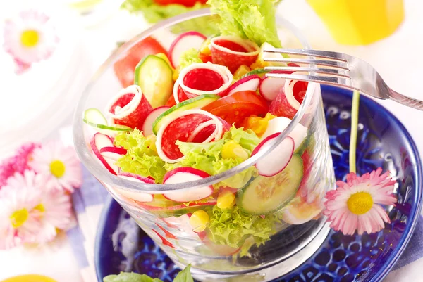 Свежий салат с салями — стоковое фото