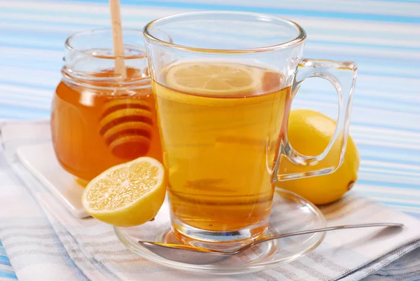 Чай с лимоном и медом — стоковое фото