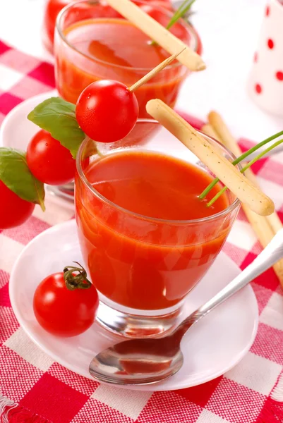 Sopa de tomate com em vidro — Fotografia de Stock