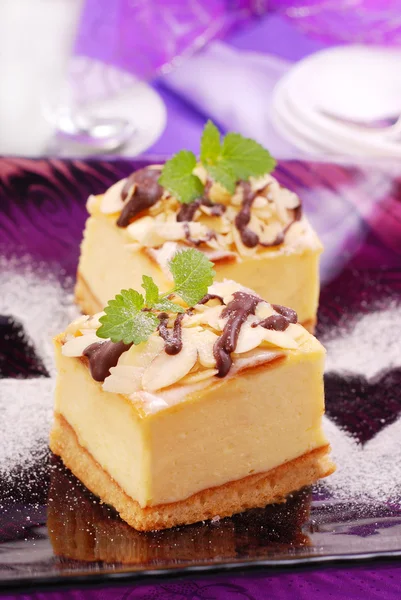 紫プレート チーズ ケーキ — ストック写真