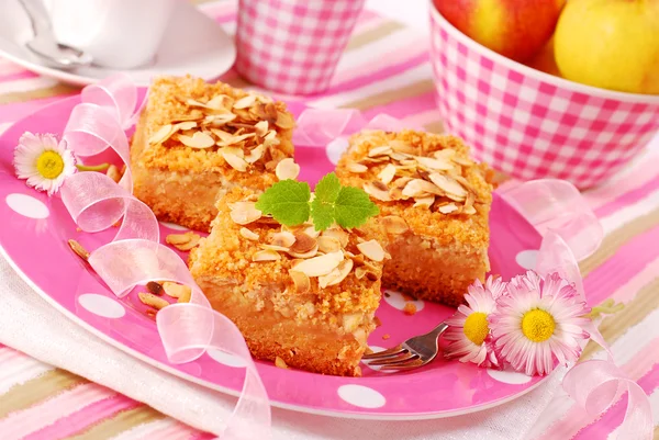 Apple shortcake with almonds — Stock Photo, Image
