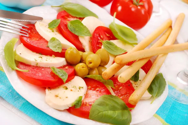 Caprese-Salat mit Grissini — Stockfoto