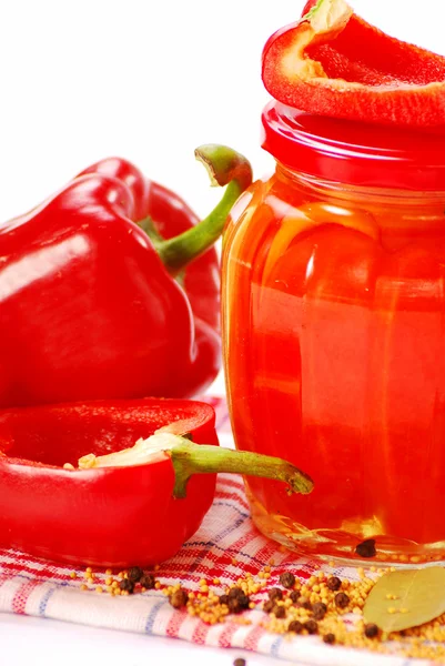 Hemgjorda konserver med röd paprika — Stockfoto