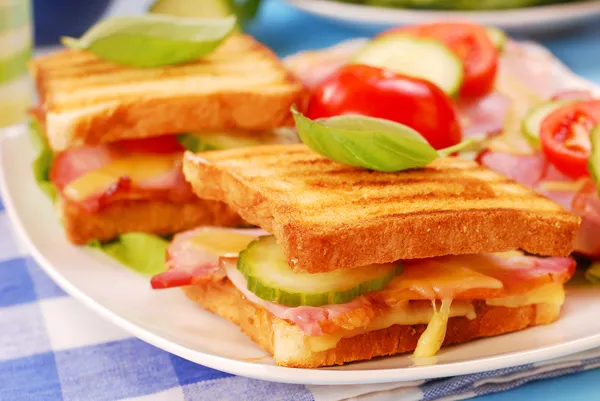 Torradas com queijo, bacon e tomate — Fotografia de Stock