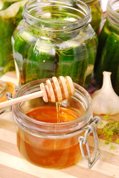 Pepinos em conserva com mel — Fotografia de Stock