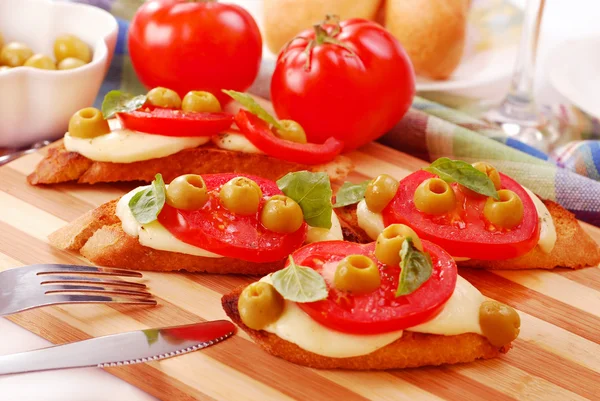 Geröstete Crostini mit Mozzarella und Tomaten — Stockfoto
