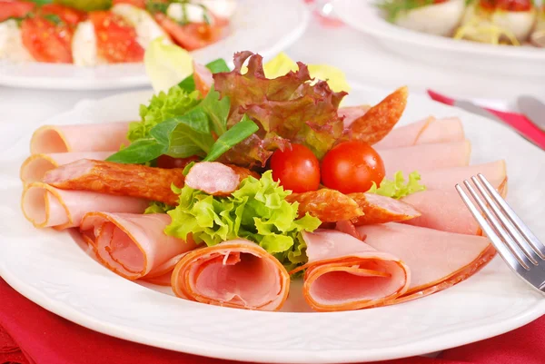 Schotel van warmgewalste ham en worstjes — Stockfoto