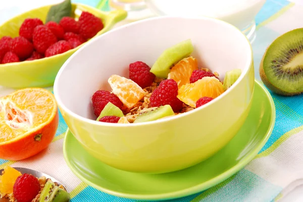 Muesli con frutas frescas como alimento dietético — Foto de Stock