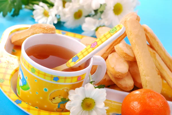 Чай и губки для детей — стоковое фото