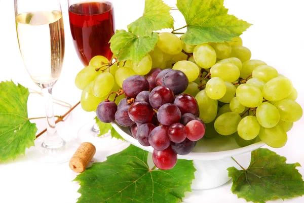 白と赤の葡萄とワイン — ストック写真