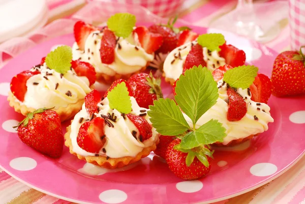 Mini tartlets with whipped cream and strawberry — Stock Photo, Image