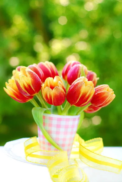 Куча тюльпанов в вазе — стоковое фото