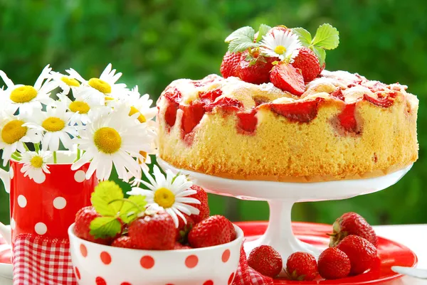 정원에서 테이블에 딸기 케이크 — 스톡 사진