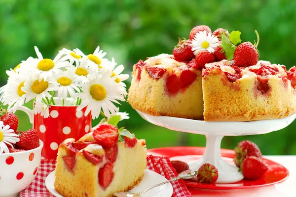 庭のテーブルの上にイチゴのケーキ — ストック写真