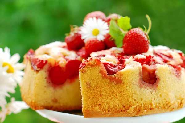 Gâteau aux fraises sur la table dans le jardin — Photo