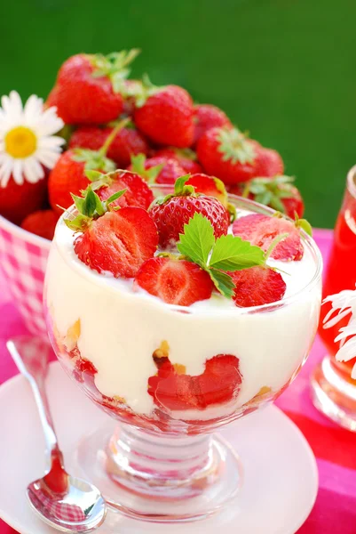 奶油草莓甜点 — 图库照片