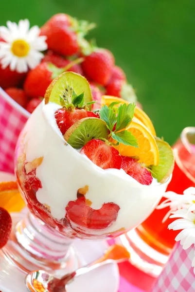 Erdbeer-Dessert mit Sahne — Stockfoto