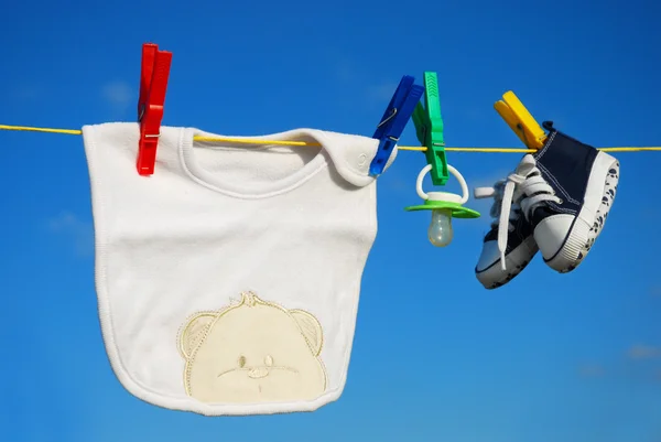 De kleren van de baby op waslijn — Stockfoto