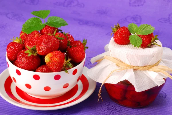 Conservas de fresa y tazón de frutas frescas —  Fotos de Stock