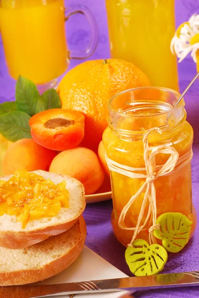 Engarrafamento de laranja e damasco e pães doces — Fotografia de Stock