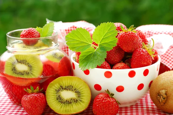 Strawberry and kiwi preserves — Stock Photo, Image