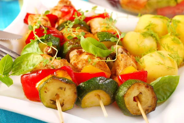 Chicken and vegetables skewers — Stock Photo, Image