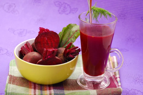 Fresh beets with leaves and clear soup — Stock Photo, Image