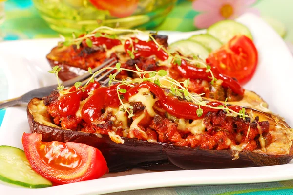 Grillad aubergine fylld med kött och grönsaker — Stockfoto