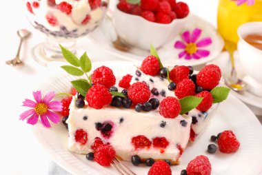 Ahududu ve yaban mersinli cheesecake