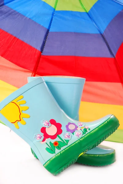 Çocuk wellington çizmeleri ve şemsiye — Stok fotoğraf