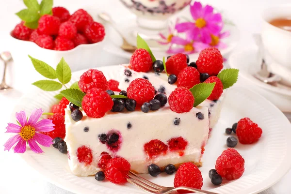 Hallon och blåbär cheesecake — Stockfoto