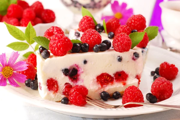 覆盆子和蓝莓芝士蛋糕 — 图库照片