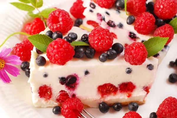 Raspberry and blueberry cheesecake — Stock Photo, Image