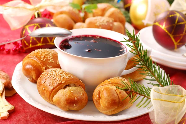 Borscht rosso e lievito pasticcini per Natale — Foto Stock