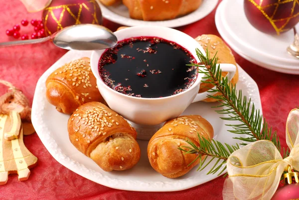 Borscht vermelho e doces de levedura para o Natal — Fotografia de Stock