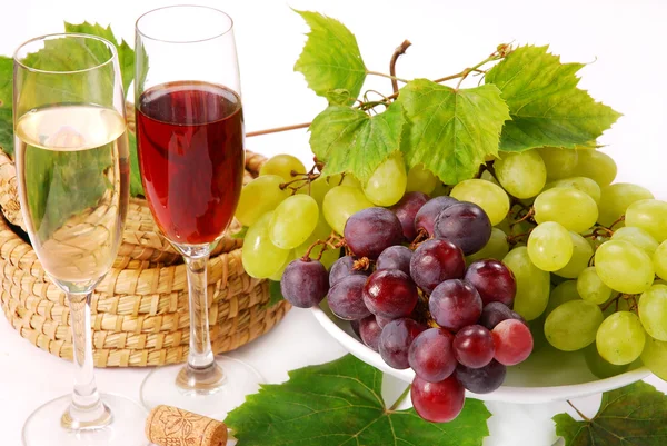 白と赤の葡萄とワイン — ストック写真
