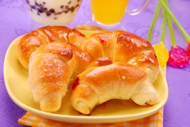 tatlı kahvaltı croissants ile