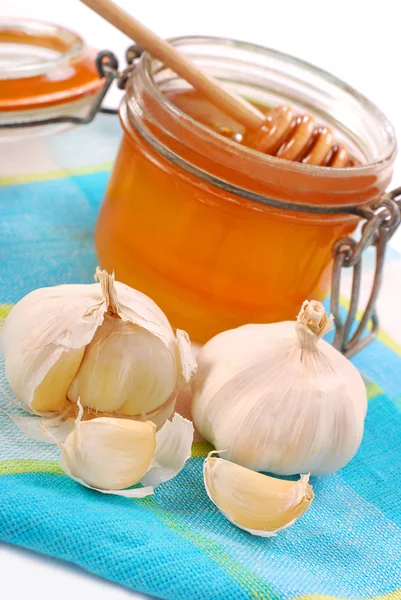 Knoflook en pot met honing — Stockfoto