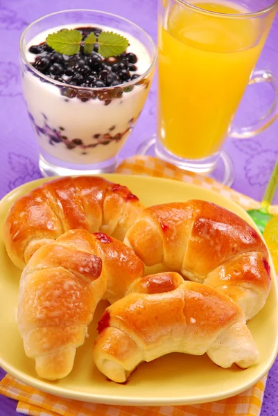 Γλυκό πρωινό με κρουασάν — Φωτογραφία Αρχείου