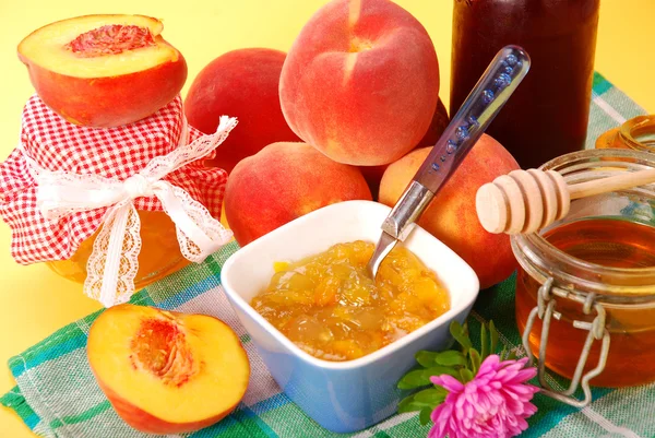 Peach preserves — Stock Photo, Image