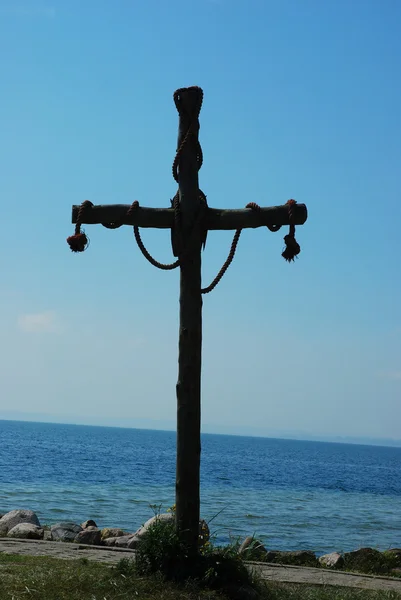 Wooden cross at the seashore — Stock Photo, Image