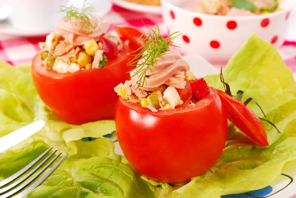 Tomates rellenos con ensalada de atún —  Fotos de Stock