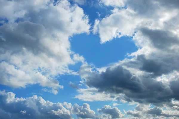 Bewölkter Himmel mit Herzform — Stockfoto