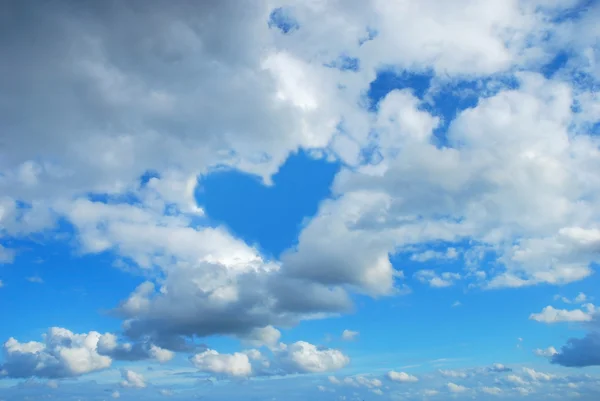 Bewolkte hemel met hart vorm — Stockfoto