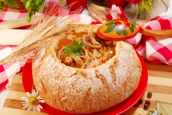 Polish tripe soup (flaki) in bread bowl — Stock Photo, Image